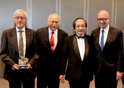 Ron de Kloet, Alan Schatzberg, Teruhiko Higuchi und Florian Holsboer nach der Verleihung der Goldenen-Kraepelin-Medaille.
