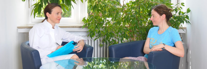 Psychiatrische Institutsambulanz (PIA) Angelika Erhardt spricht mit einer Patientin