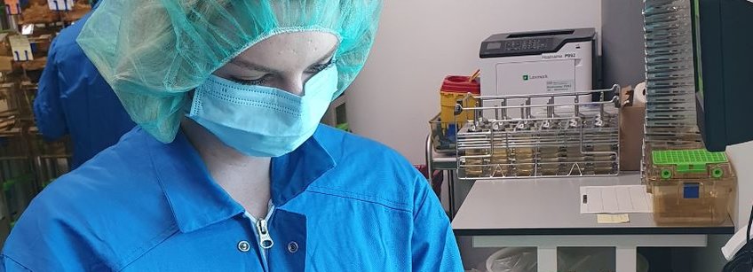 TierpflegerIn in Forschung und Klinik Tierpflegerin bei der Arbeit