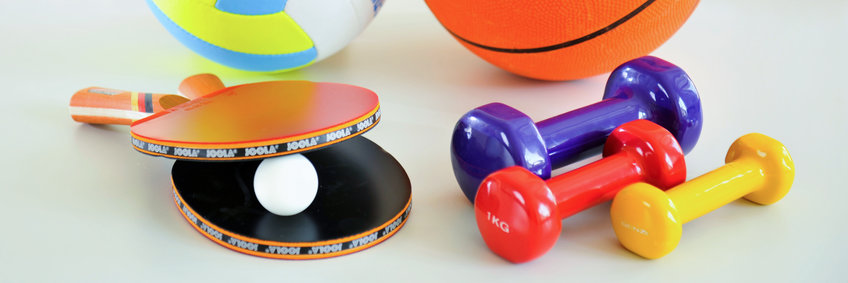 Bewegungstherapie Kleine Hanteln, Tischtennisschläger und Basket- und Volleyball