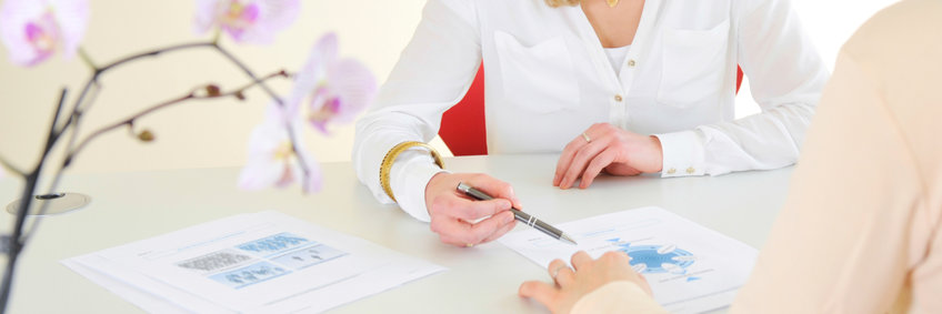 Privatstation (Station 1) Patientin sieht Unterlagen an