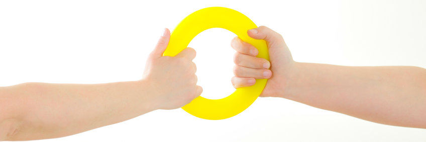 Zwei Hände ziehen an einem Ring