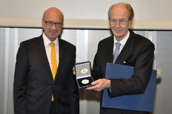 Der Preisträger der Goldenen Kraepelin-Medaille Prof. Tomas Hökfelt und Prof. Florian Holsboer (links im Bild) bei der feierlichen Verleihung.