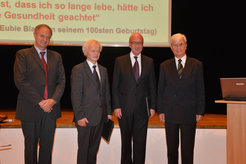 (v.l.n.r.) Prof. Dr. Rainer Drewello (Stiftungsrats-Vorsitzender, Doktor Robert Pfleger-Stiftung), Prof. Dr. Michael Hecker (Preisträger), Prof Dr. Dr. Dr. h.c. Florian Holsboer (Preisträger) und Reiner Schmidt (stv. Vorsitzender des Stiftungrats).