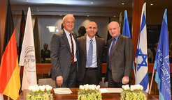 (l-r) Peter Gruss, President of the Max Planck Society; Alon Chen, Director at the Max Planck Institute of Psychiatry; Daniel Zajfman, President of the Weizmann Institute of Science, after signing ceremony.
