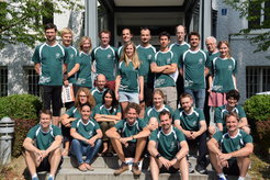 Gute Laune und Sonne satt: Das MPIP-Team vor dem Start.
(v.l.n.r.) Bastian Schreck, Moritz Kirchner, Carina Rampp, Björn Sandner, Alec Dick, Julia Richter, Adam Kolarz, Michael Metzger, Hans Faber, Denis Ciato, Thomas Bettecken, Lilia Papst
Sofia Klein, Sebastian Giusti, Tania Carrillo-Roa, Corinna Bauder, Immanuel Elbau, Luis Rodrigues
Samy Egli, Stella Iurato, Victor Geraedts, Chadi Touma, Michael Czisch
Nicht auf dem Foto: Christoph Albert und Igor Stosic