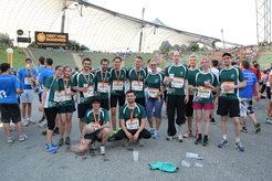 Immer noch gute Laune und Sonne satt: Das MPIP-Team nach dem Lauf im Olympiastadion.