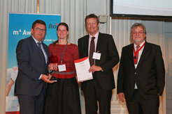 m4 Award Preisverleihung: v.l.n.r.: Franz Josef Pschierer (Staatssekretär bayr. Wirtschaftsministerium), Dr. Caroline Jung Sievers , Dr. Felix Hausch, (beide Max-Planck-Institut für Psychiatrie München), Prof. Horst Domdey (BioM).
