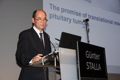 Günter Stalla bei seinem Vortrag über die translationale Forschung an Hypophysentumoren nach der Preisverleihung beim 4. ENEA Kongress in Marseille, Frankreich