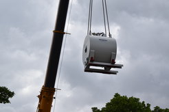 Der neue 9.4 Tesla Magnet schwebt Anfang Juni ein. 5.5 Tonnen schwer, mit flüssigem Helium bereits tiefstgekühlt (-269 °C), jedoch noch ohne Magnetfeld. Geliefert wird vom Schwabinger Krankenhaus aus über die Mauer. Etwa vier Wochen später soll das System installiert und komplett funktionsfähig sein.
