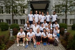 Back row standing: Tim Waldow, Hans Faber, Alec Dick, Kathrin Bisling, Isabel Buchsbaum, Bastian SchreckBack row on one´s knees: Johanna Bayer, Marie-Luise Brandi, Stella Iurato, Michael Metzger, Rosa Schirmer, Luis Rodriguessitting: Michael Schelle, Theresa Wechsler, Katy Brehm, Silvia Cappello, Christiane Sehmischfront row sitting: Alessandro Gialluisi, Michael Czisch, Lara Henco, Imme Zillekens, Riya PaulMissing: Jasmin Weeger, Michael Vogginger, Tania Carillo