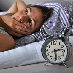 Quälend lange wach liegen? Weniger Zeit im Bett verbringen hilft, um mehr zu schlafen - klingt paradox, funktioniert aber oft.