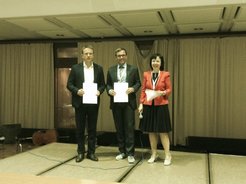 Prof. Dr. Sabine Herpertz, Präsidentin der DGBP, zeichnet PD Dr. Leonhard Schilbach und Prof. Dr. Benjamin Straube aus.