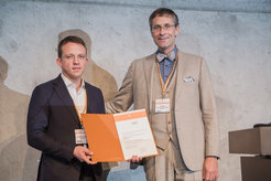 DGPPN-Vorstand Andreas Meyer-Lindenberg überreicht Leonhard Schilbach den Preis
