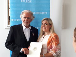 Staatsministerin Melanie Huml zeichnet Walter Zieglgänsberger aus