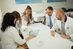 Pflegeteam sitzt am Tisch