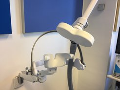 Die Stimulationsspule wird an einem genau definierten Ort nah am Kopf des Patienten platziert. Ihre Position bestimmt das Neurostimulationsteam auch unter Zuhilfenahme von Bildern aus dem MRT.