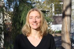 "Das Max-Planck-Institut für Psychiatrie bietet einzigartige Möglichkeiten, Erkenntnisse aus der Grundlagenforschung auch in der klinischen Forschung zu überprüfen. Diese enge Verbindung von Forschung und Klinik wird meiner Arbeit wichtige Impulse geben. Mein Ziel ist es, Brücken zwischen beiden Bereichen zu schlagen, mit der Hoffnung, zu der Entwicklung von neuen therapeutischen Ansätzen für psychiatrische Erkrankungen beizutragen", fasst Nadine Gogolla zusammen.