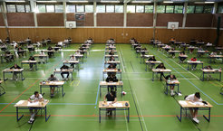 Schüler während einer Prüfung in einer Turnhalle