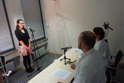 Belastungsprobe: Im Trier Social Stress Test muss sich eine Probandin einer anstrengenden Bewerbungssituation stellen. Mit der Simulation wollen Forschende neue Erkenntnisse zur Entstehung und zu den Folgen von sozialem Stress gewinnen.