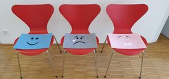 Um mit Emotionen zu arbeiten, werden Modi (innere Anteile) auf Stühle gesetzt
