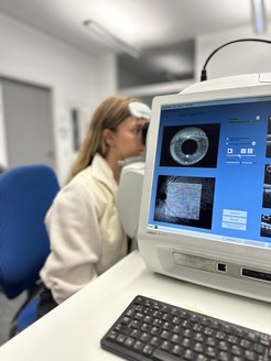 Example image for conducting an OCT scan of the retina.