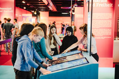 Auf dem Ausstellungsschiff MS Wissenschaft konnten Jugendliche beim Spiel „Genetic Pinball“ testen, wie Veranlagung und Lebensumstände das eigene Leben prägen.