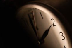 Ein Wecker zeigt zwei Uhr an.
